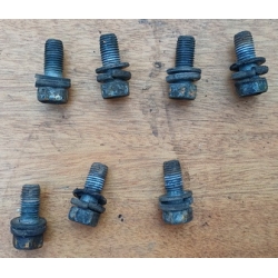 Болты двигателя